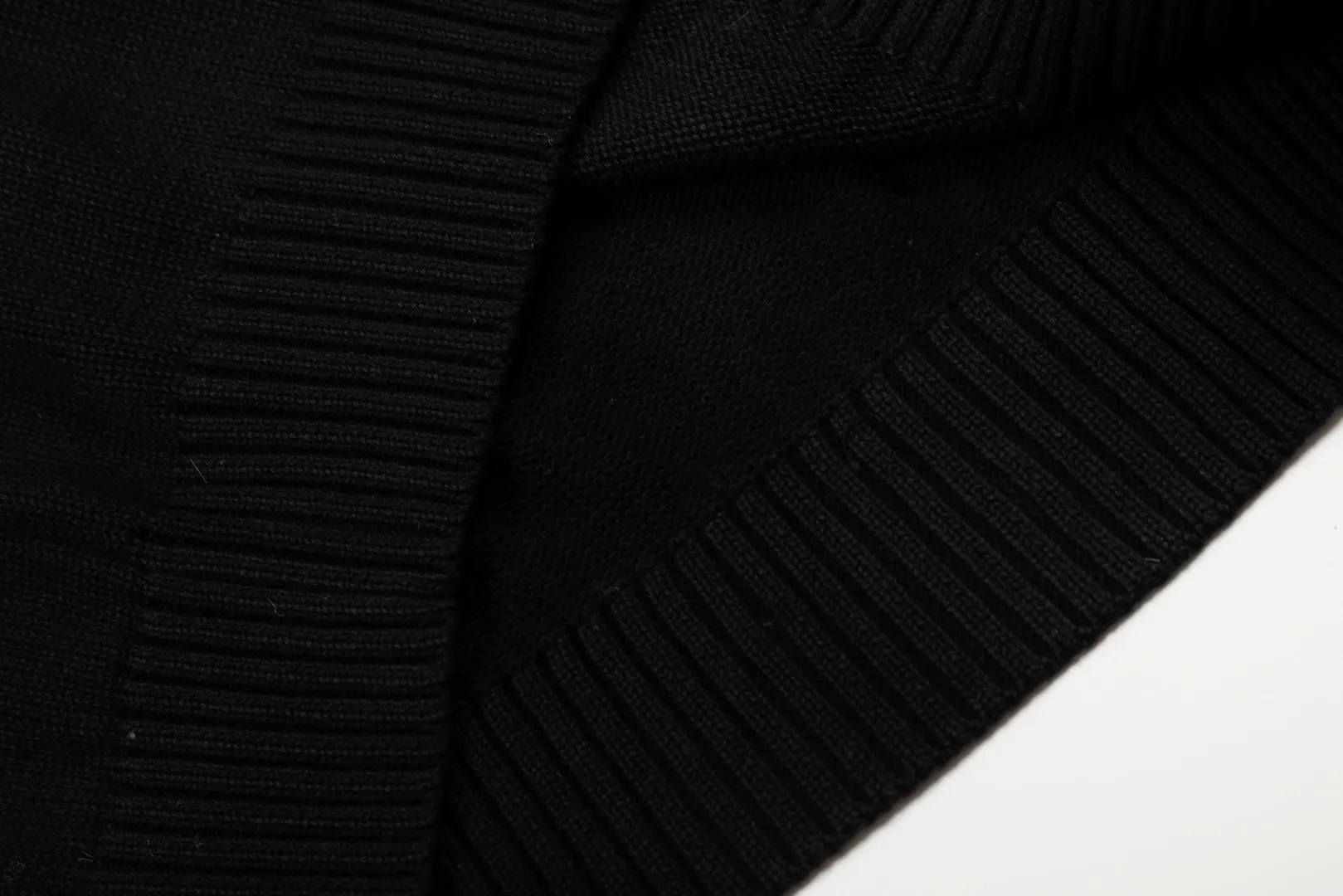 P470 top quality" Style number: DS883# (not off the shelves all year round) [Ralph Lauren Heavy Industry Bear Golf Series Autumn and Winter Couples Knitted Round Neck Sweater] ✅Ralph Lauren Ralph Lauren Classic Basic Bear Heavy Craftsman Knitted Sweater for Men and Women Couples ✅Main Supply Platform Live Broadcast Wholesale Entity Replenishment if out of stock will not be removed from shelves ✅ZP quality 1:1 version Scan the code to enter the GF website Counter quality ✅Detailed quality The only one in Guangzhou Imported quality cotton yarn Focus on high-end, cost-effective, and good quality. Needless to say, the version is restored to the original version. The maximum size can be worn up to 190 pounds. Loose, comfortable and stress-free. ✅The upper body is simple and easy to match. A must-have for men. Good-looking clothes are never picky. A must-have in couples' wardrobes. Size: S-XL. Color: Black.